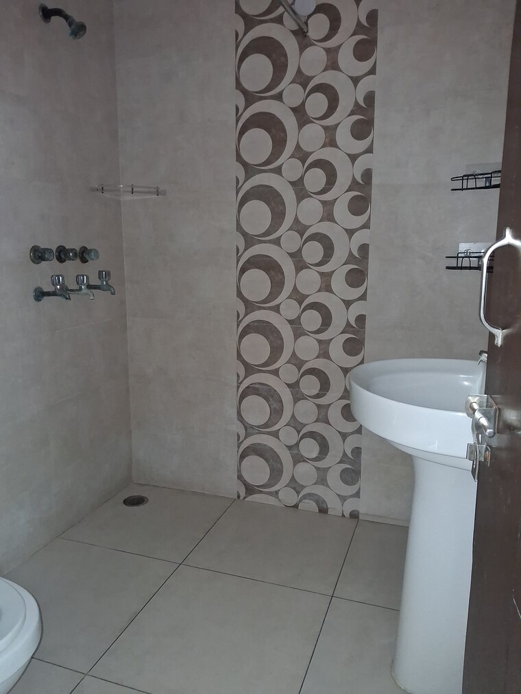 Attached Bathroom, sector 28 2.5 Bedroom 1450 Sq.Ft. Builder Floor In Sector 28 Faridabad 9479650