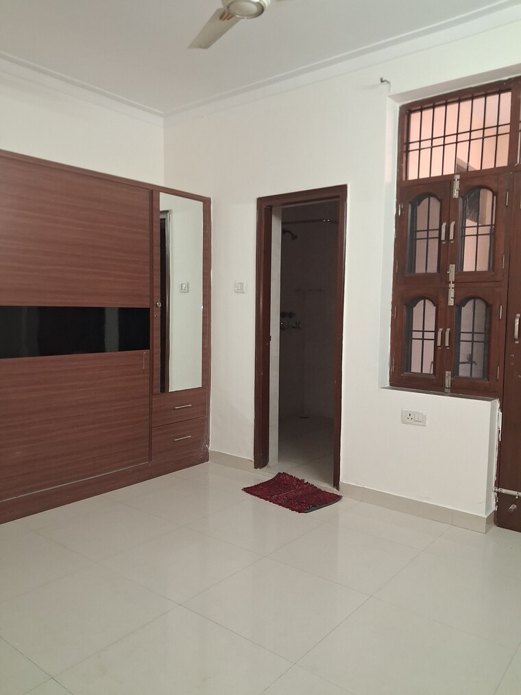 Room, sector 28 2.5 Bedroom 1450 Sq.Ft. Builder Floor In Sector 28 Faridabad 9479650