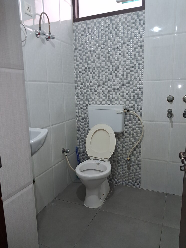 Bathroom, sector 28 2.5 Bedroom 1450 Sq.Ft. Builder Floor In Sector 28 Faridabad 9479650