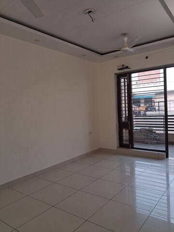 Room in 2.5 BHK Builder Floor at Sector 28 – for Rent