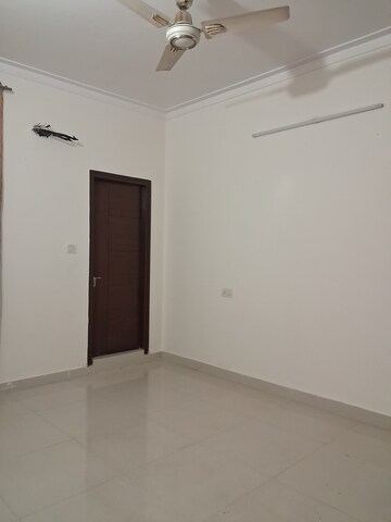 Room in 2.5 BHK Builder Floor at Sector 28 – for Rent