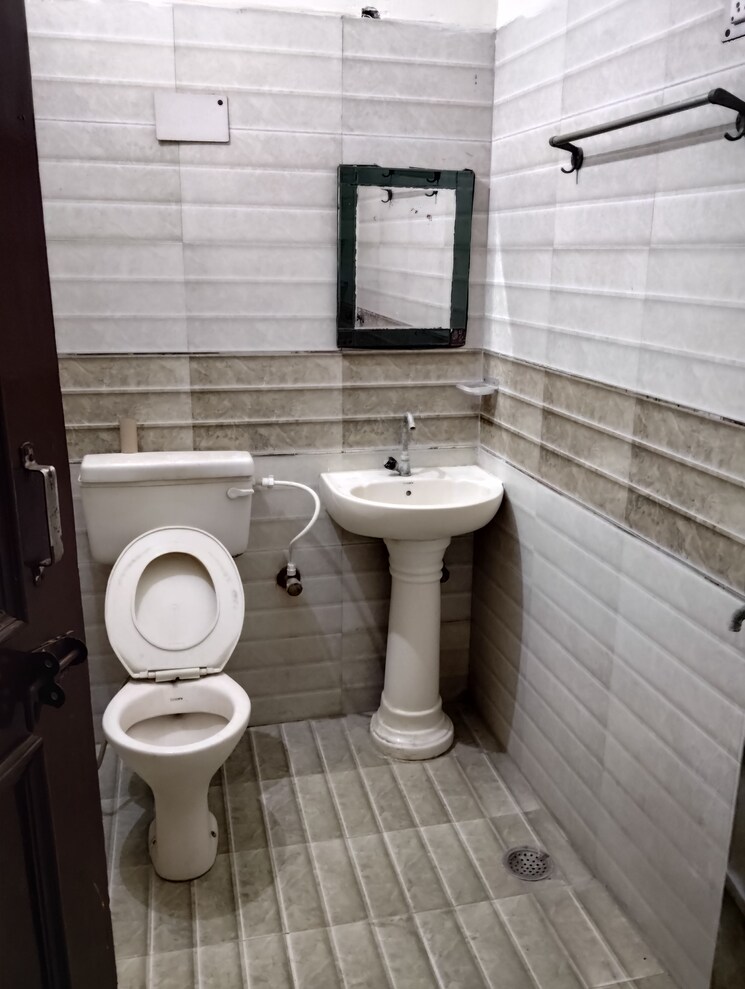 Bathroom, sector 19 1.5 Bedroom 700 Sq.Ft. Builder Floor In Sector 19 Faridabad 9479752