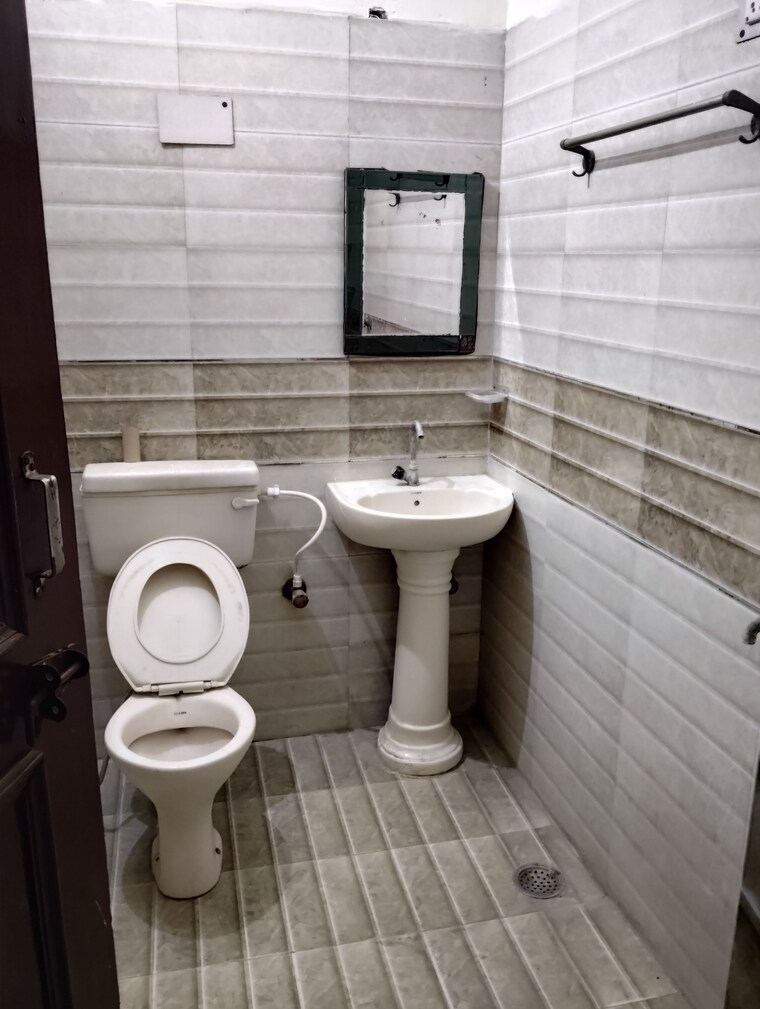 Bathroom, sector 19 1.5 Bedroom 700 Sq.Ft. Builder Floor In Sector 19 Faridabad 9479752