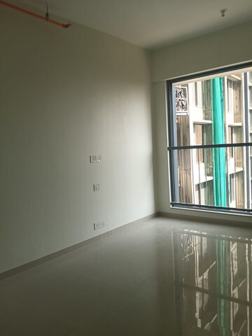 Room in 2 BHK Apartment at Kalpataru Elitus, Mulund West – for Rent
