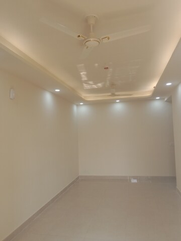 Room in 2 BHK Apartment at Signature Global Prime, Sector 63a – for Rent