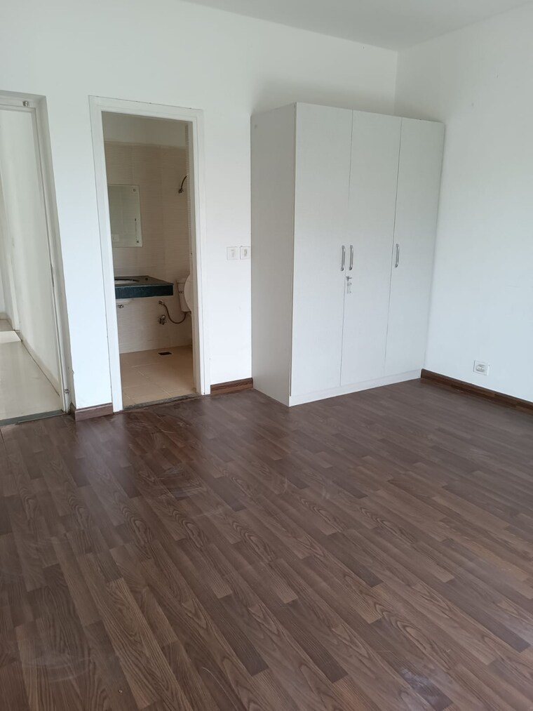 Room, puri-vip-floors 3 Bedroom 2700 Sq.Ft. Apartment In Sector 81 Faridabad 9479798