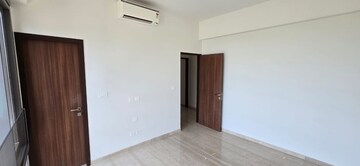 Room in 3 BHK Apartment at Piramal Mahalaxmi, Mahalaxmi – for Rent