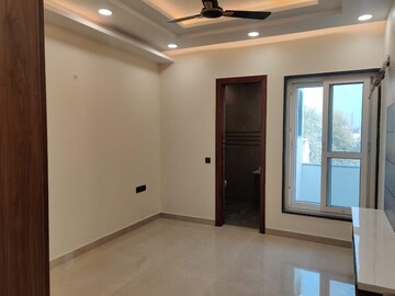 Room in 4 BHK Apartment at Puri Vip Floors, Sector 81 – for Sale