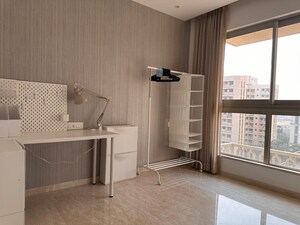 Room in 2 BHK Apartment at Hiranandani Castle Rock, Powai – for Rent