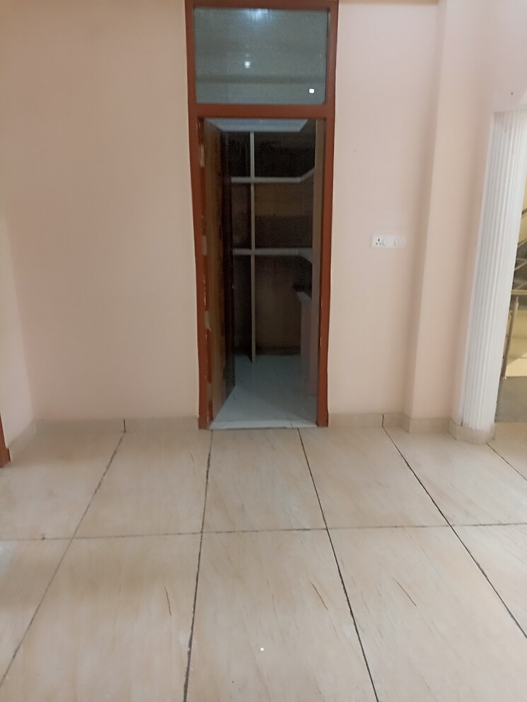 Room, rwa-apartments-sector-52 2 Bedroom 112 Sq.Mt. Independent House In Sector 52 Noida 9479913