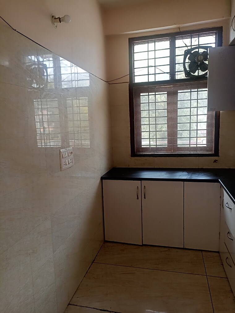 Room, rwa-apartments-sector-52 2 Bedroom 112 Sq.Mt. Independent House In Sector 52 Noida 9479913