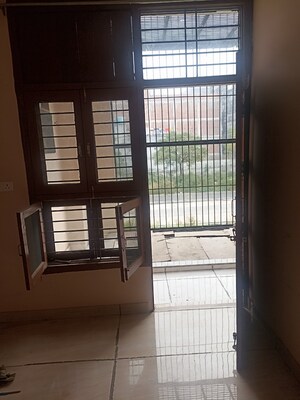 Room in 2 BHK Independent House at RWA Apartments Sector 52, Sector 52 – for Rent