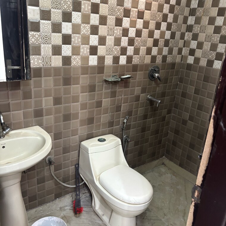 Bathroom, vikas puri 2 Bedroom 88 Sq.Yd. Builder Floor In Vikas Puri Delhi 9480036