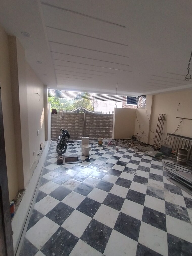  Parking, sahastradhara road 5 Bedroom 111 Sq.Yd. Builder Floor In Sahastradhara Road Dehradun 9480041