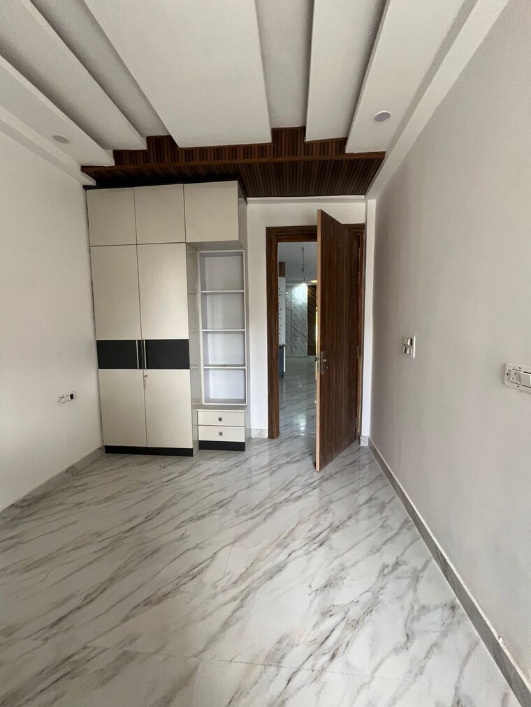Room, sahastradhara road 5 Bedroom 111 Sq.Yd. Builder Floor In Sahastradhara Road Dehradun 9480041