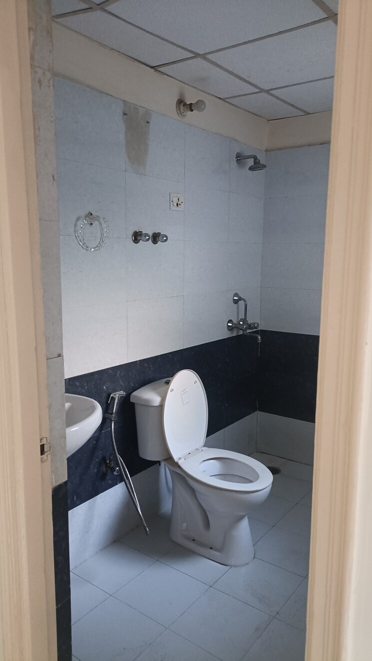 Bathroom, maxblis-grand-wellington 1 Bedroom 615 Sq.Ft. Apartment In Sector 75 Noida 9480091