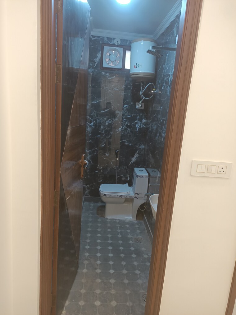 Attached Bathroom, govindpuri 3 Bedroom 810 Sq.Ft. Builder Floor In Govindpuri Delhi 9480100