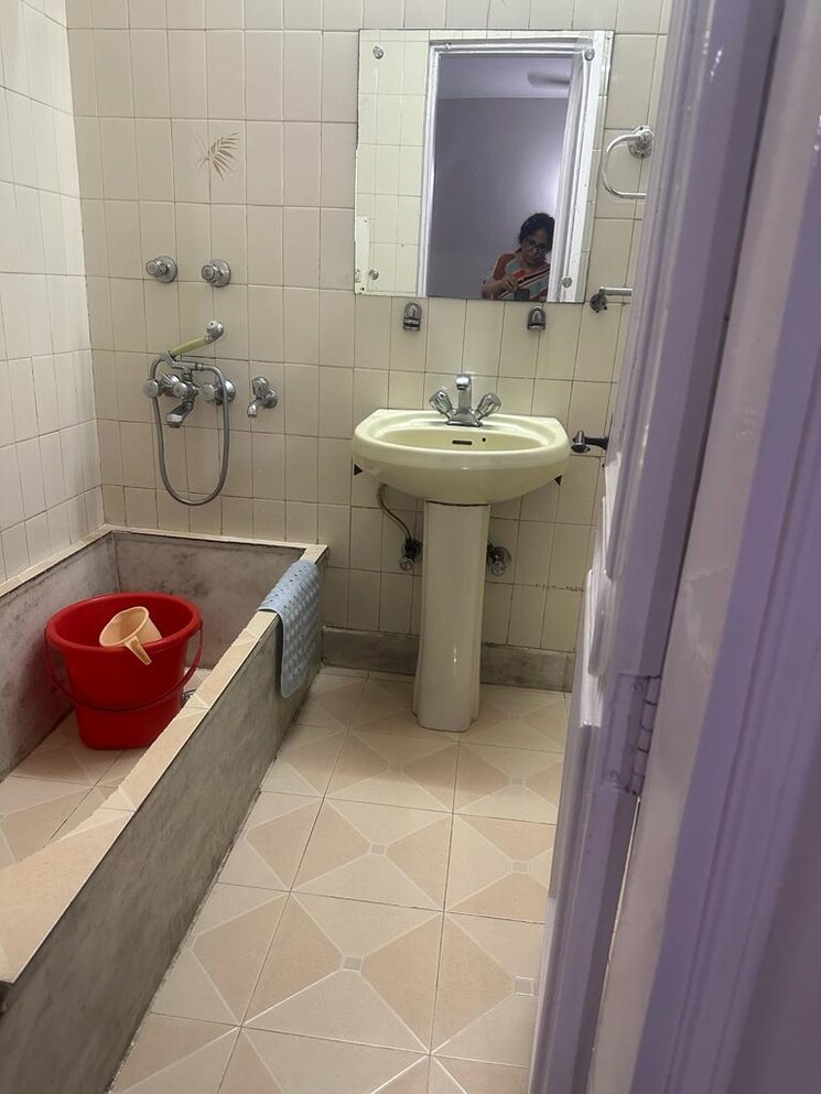 Bathroom, east-of-kailash-block-b-rwa 3 Bedroom 150 Sq.Yd. Builder Floor In East Of Kailash Delhi 9480132