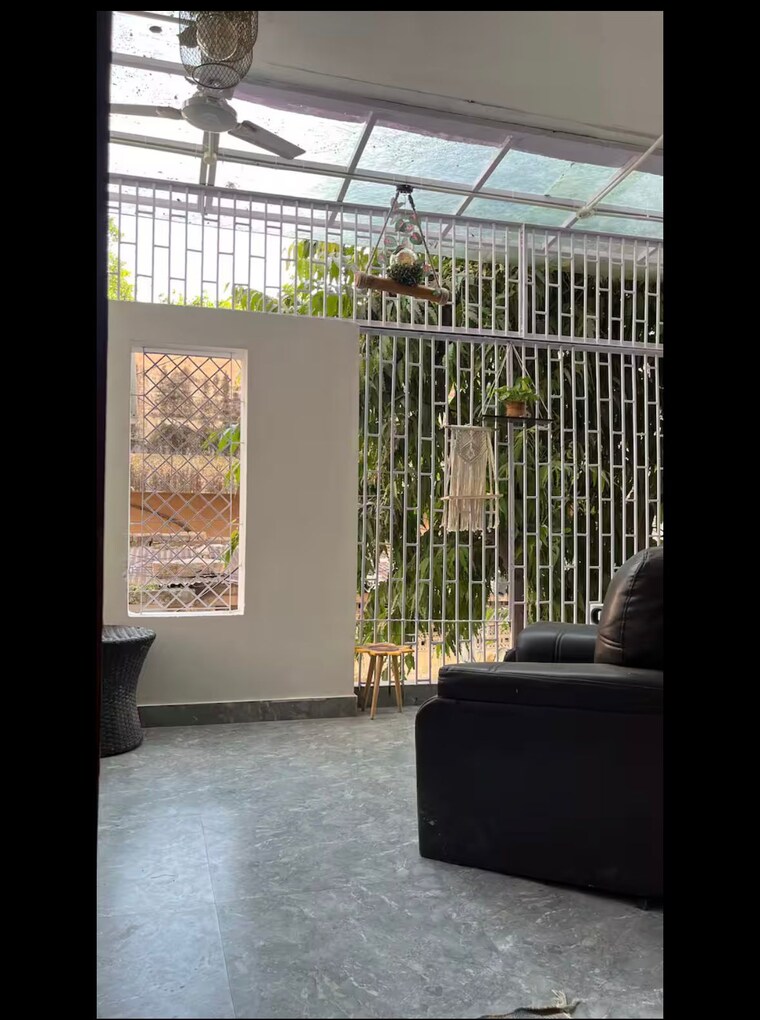 Balcony, east-of-kailash-block-b-rwa 3 Bedroom 150 Sq.Yd. Builder Floor In East Of Kailash Delhi 9480132