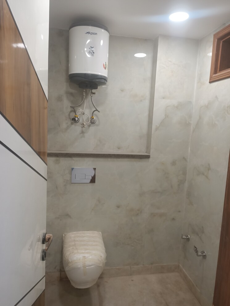 Attached Bathroom, govindpuri 3 Bedroom 810 Sq.Ft. Builder Floor In Govindpuri Delhi 9480133