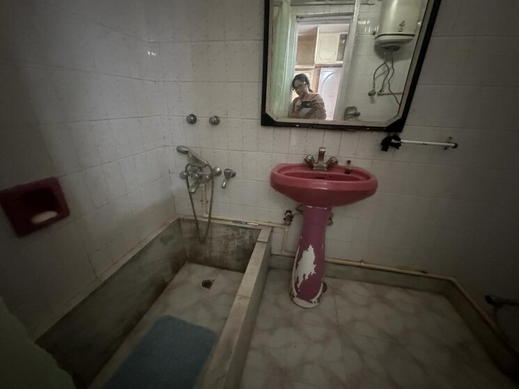 Bathroom, kailash hills 3 Bedroom 180 Sq.Yd. Builder Floor In Kailash Hills Delhi 9480189