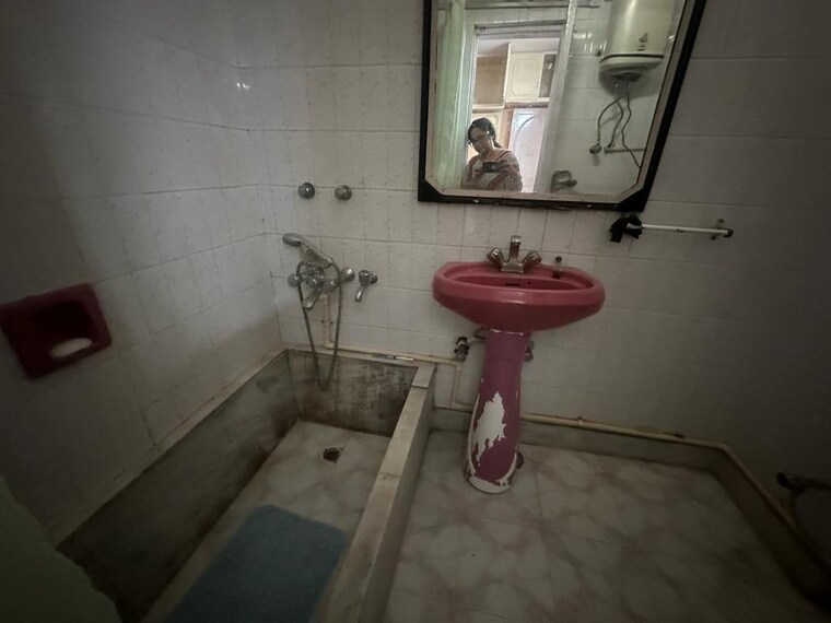 Bathroom, kailash hills 3 Bedroom 180 Sq.Yd. Builder Floor In Kailash Hills Delhi 9480189