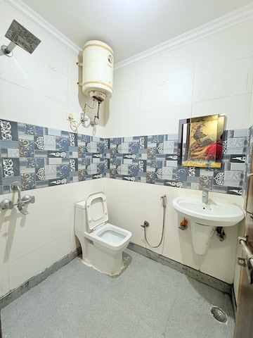Attached Bathroom in 1 BHK Builder Floor at Saket – for Rent