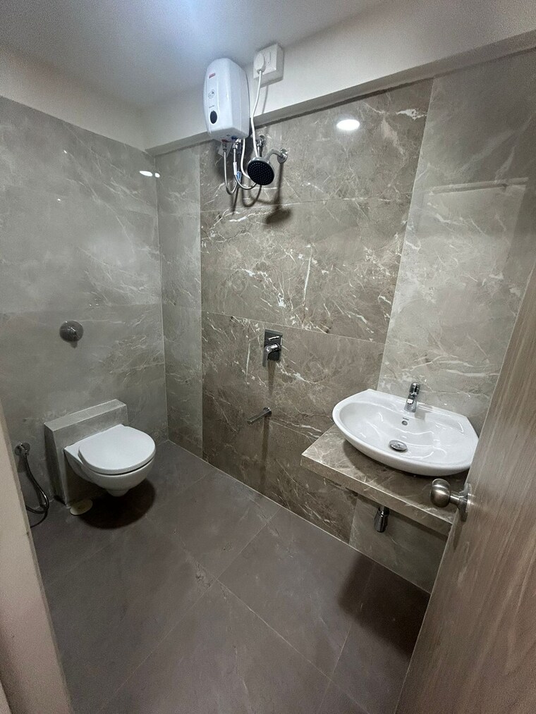 Bathroom, navneet-apartment 2 Bedroom 697 Sq.Ft. Apartment In Andheri West Mumbai 9480672