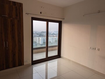 Room in 4 BHK Apartment at Azeagaia Botanica, Vrindavan Yojna – for Rent