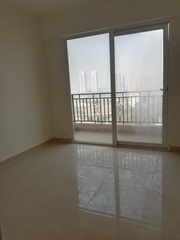 Room in 2 BHK Apartment at Signature Global Prime, Sector 63a – for Rent