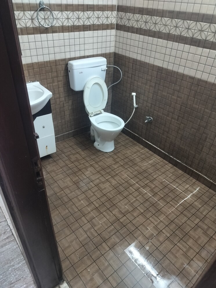 Bathroom, sapphire-tower 2 Bedroom 940 Sq.Ft. Builder Floor In Sector 104 Noida 9480690