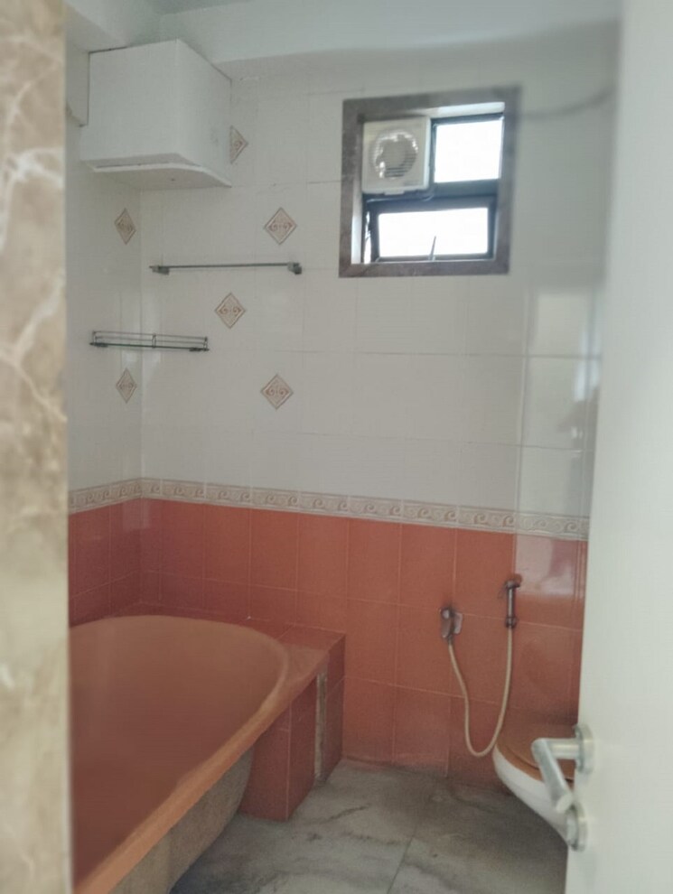 Bathroom, bandra west 4 Bedroom 1200 Sq.Ft. Apartment In Bandra West Mumbai 9480700