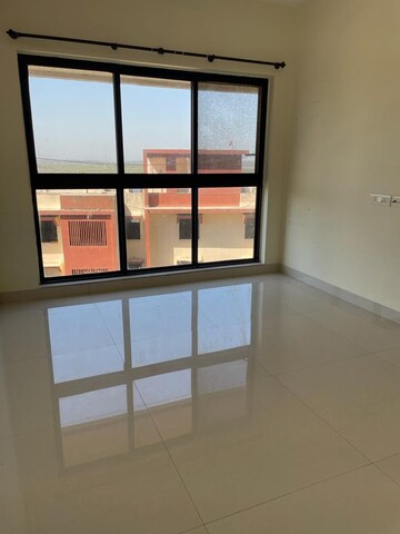 Room in 2 BHK Apartment at Rustomjee Meridian, Kandivali West – for Rent