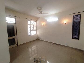 Room in 3 BHK Apartment at Sector 4 – for Rent