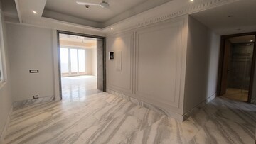 Room in 4 BHK Apartment at DLF The Icon, Dlf Phase V – for Sale