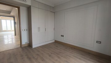 Room in 4 BHK Apartment at DLF The Icon, Dlf Phase V – for Sale