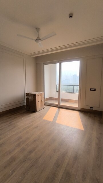 Room in 4 BHK Apartment at DLF The Icon, Dlf Phase V – for Sale