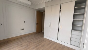 Room in 4 BHK Apartment at DLF The Icon, Dlf Phase V – for Sale