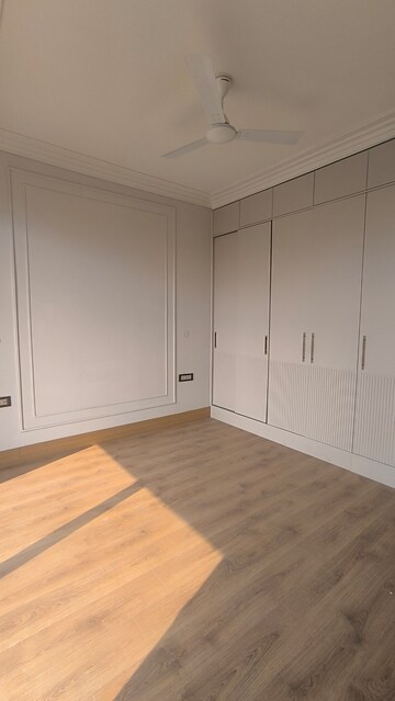 Room in 4 BHK Apartment at DLF The Icon, Dlf Phase V – for Sale