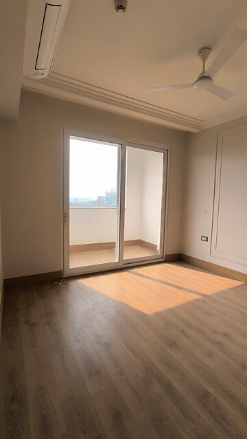 Room in 4 BHK Apartment at DLF The Icon, Dlf Phase V – for Sale