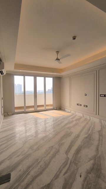 Room in 4 BHK Apartment at DLF The Icon, Dlf Phase V – for Sale