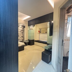 Room in 4 BHK Apartment at Four Bunglows – for Rent