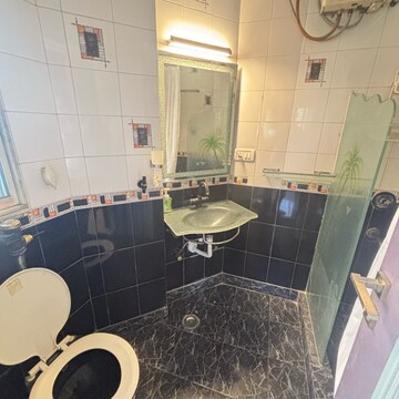 Attached Bathroom in 4 BHK Apartment at Four Bunglows – for Rent