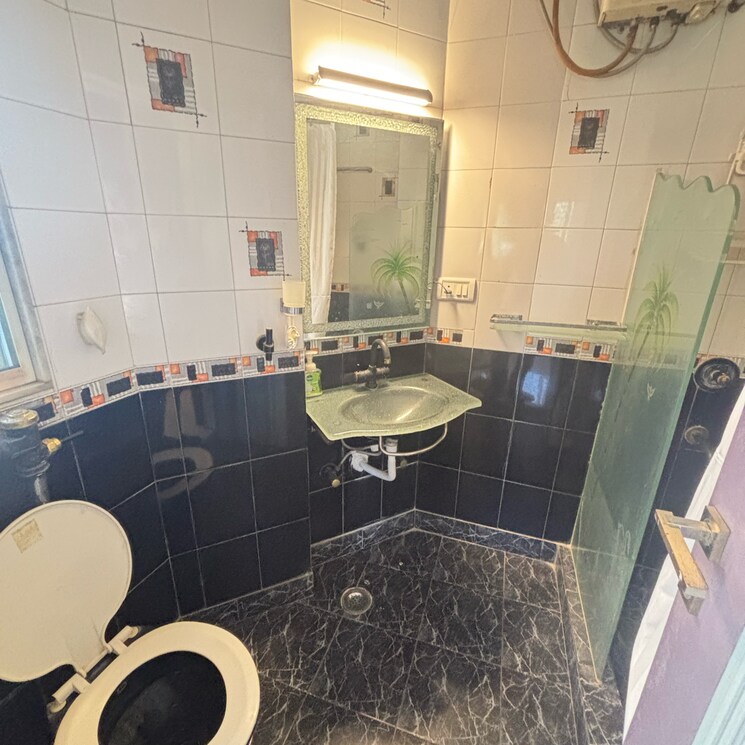 Attached Bathroom, four bunglows 4 Bedroom 1300 Sq.Ft. Apartment In Four Bunglows Mumbai 9480787