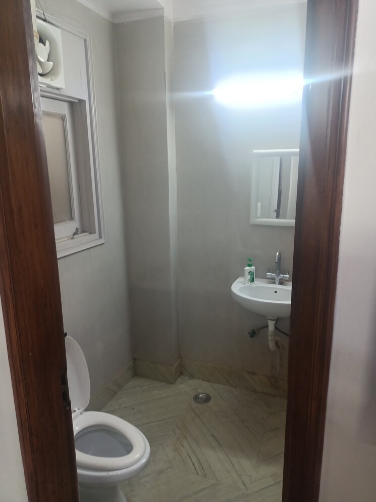 Bathroom, jangpura 3 Bedroom 1200 Sq.Ft. Independent House In Jangpura Delhi 9480768