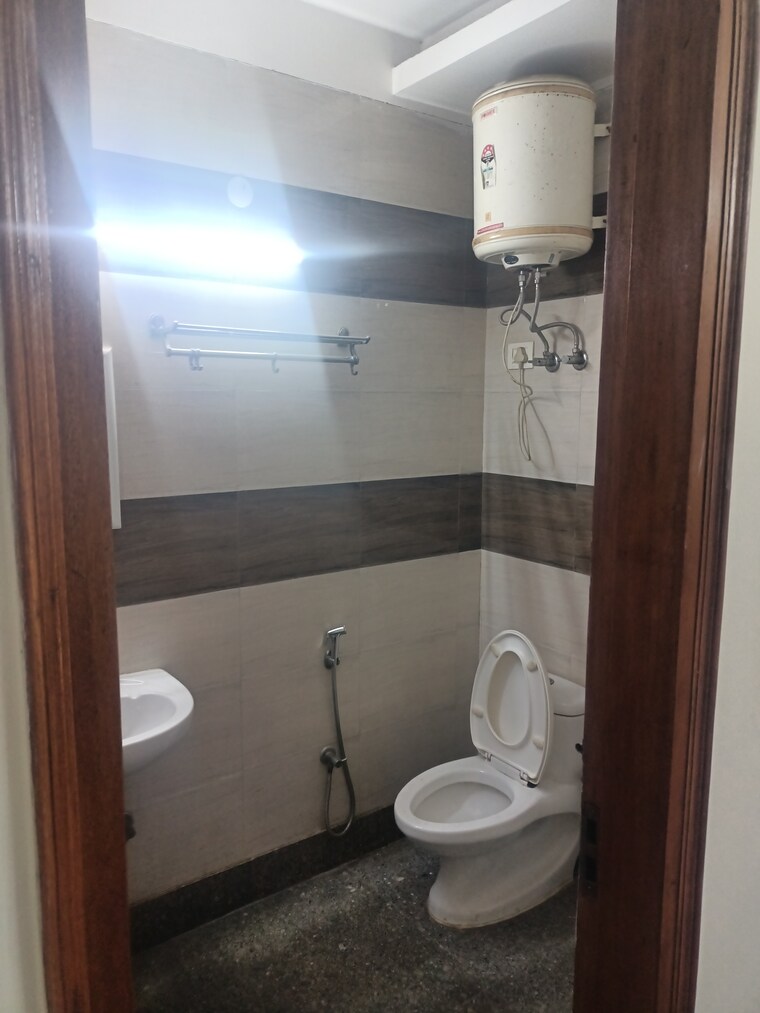 Bathroom, jangpura 3 Bedroom 1200 Sq.Ft. Independent House In Jangpura Delhi 9480768