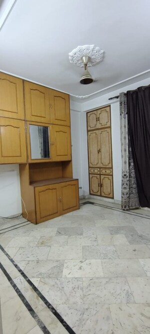 Room in 3 BHK Builder Floor at Vaishali Sector 5 – for Rent