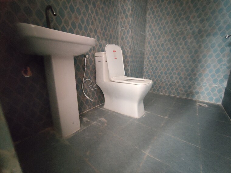 Bathroom, mr-heritage 3 Bedroom 921 Sq.Ft. Apartment In Raj Nagar Extension Ghaziabad 9480835