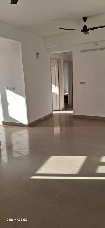 Room in 2 BHK Apartment at Supertech Cape Town, Sector 74 – for Rent