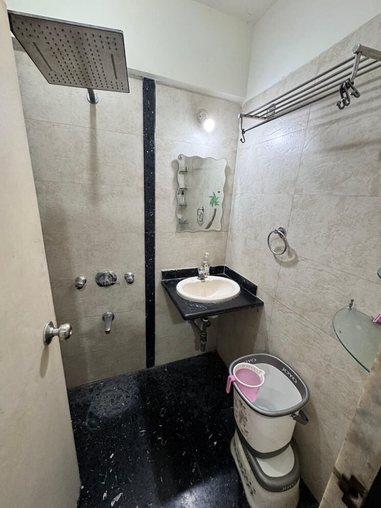 Bathroom, shiv-shivam-apartment 3 Bedroom 900 Sq.Ft. Apartment In Andheri West Mumbai 9480797